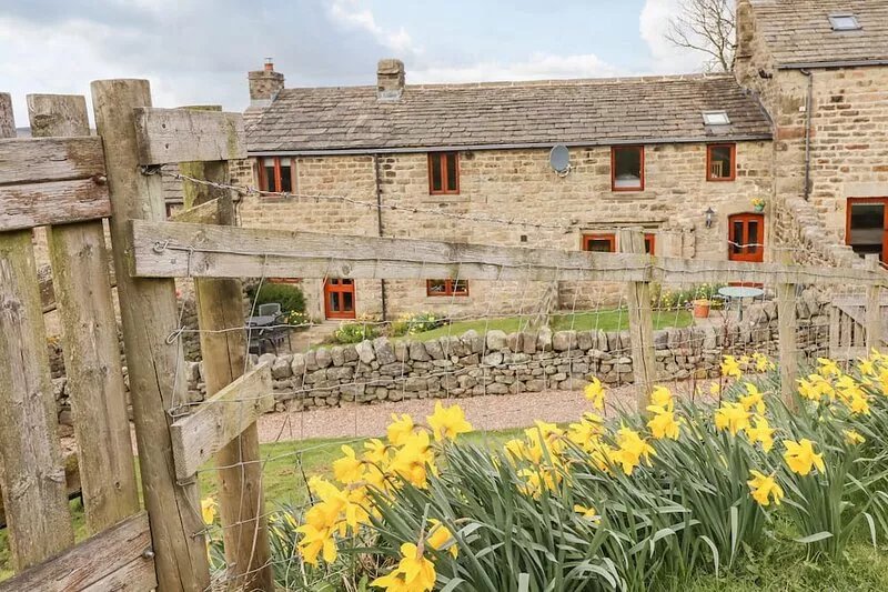 KESTREL COTTAGE, pet friendly, character holiday cottage in Silsden