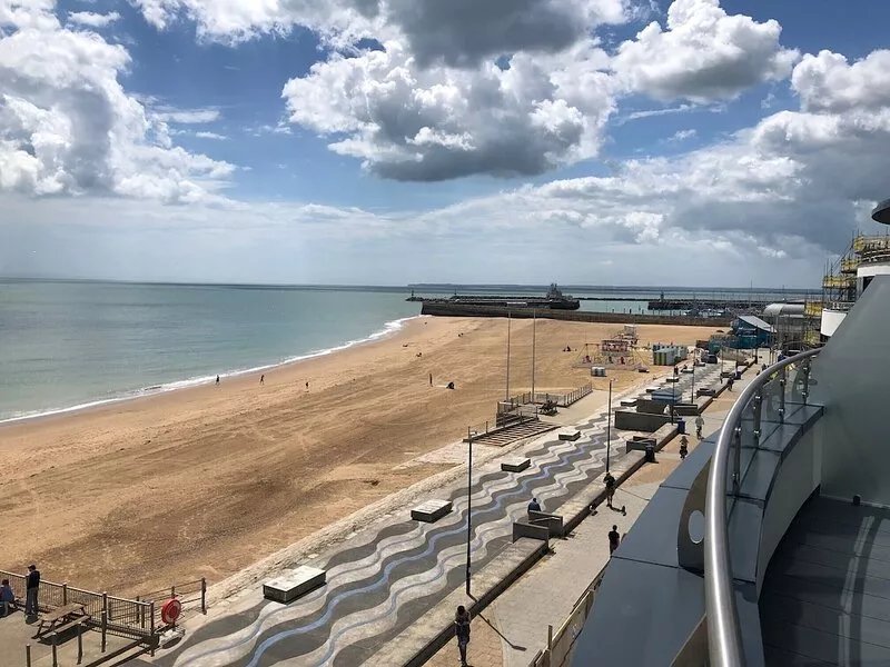 Modern apartment on sea front, direct access to beach, harbour, restaurants