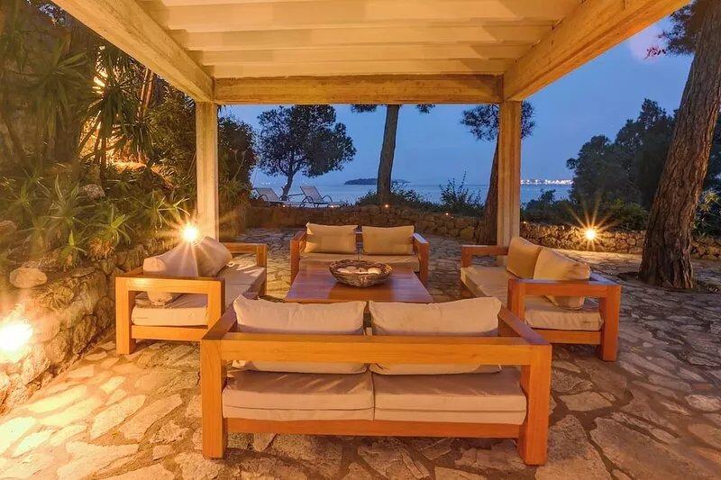 Unique view, private beach path, 5km from Corfu City, beautiful Corfiot villa.