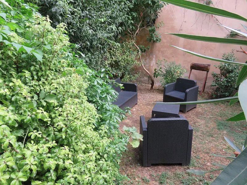 Quite apartment on garden, ideally located in the heart of La Rochelle