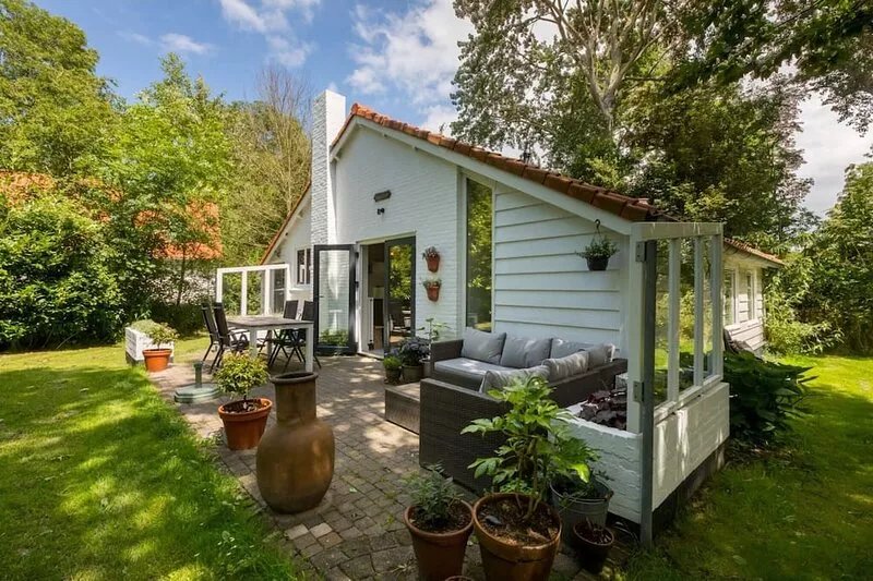 Tranquil holiday home in Dishoek with garden