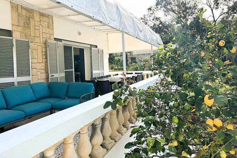 Endless Sunshine: Expansive Detached Villa with 2 Pools for All-Day Enjoyment
