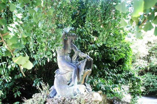 Statue de La Nymphe Tourmentant un Dauphin