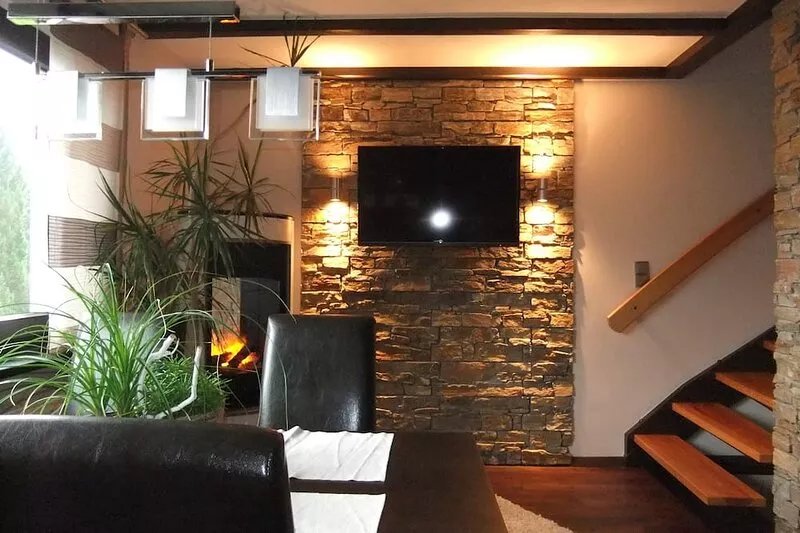 House with stunning views in a quiet location and pool, right on the edge