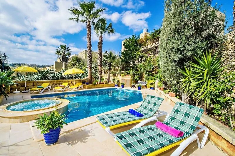 Fantasy Suite in a 400-year-old self-catering rural villa with a communal pool