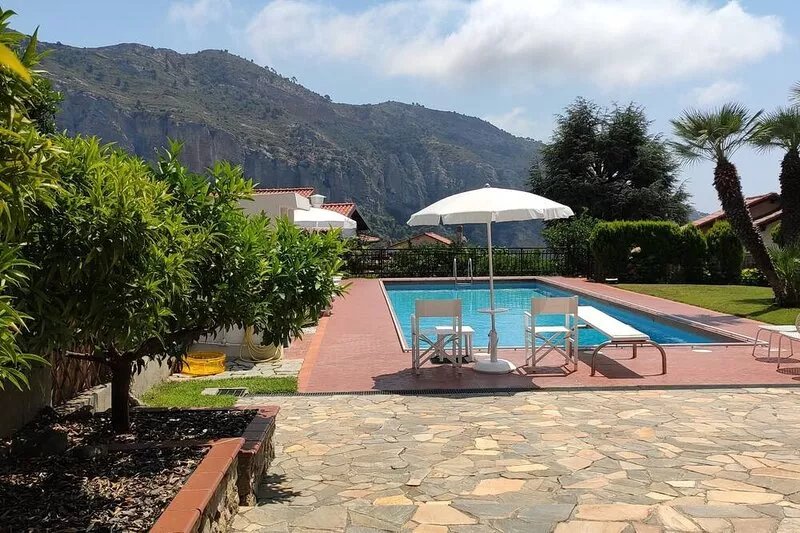 VILLA W/PRIVATE SWIMMINGPOOL (EXCLUSIVE USE) GARDEN & BBQ 3BEDROOMS 2BATHROOMS