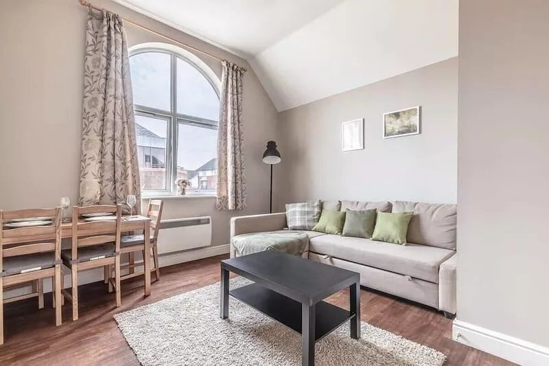 Cosy Central Windsor Apartment & Parking