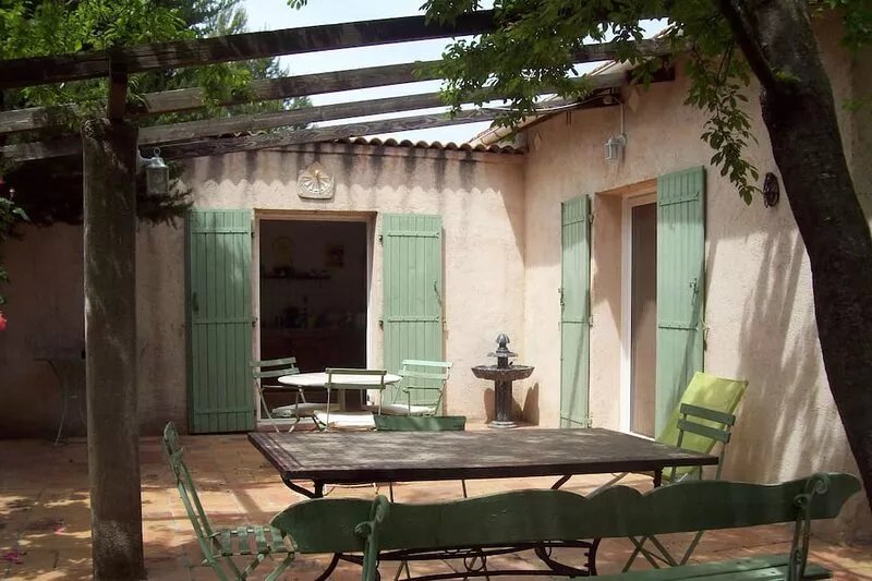 Large house with garden in a quiet prox. Aix en Provence and the sea