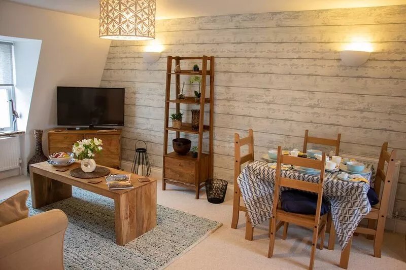 The Beach House, Driftwood, bespoke apartment with private parking