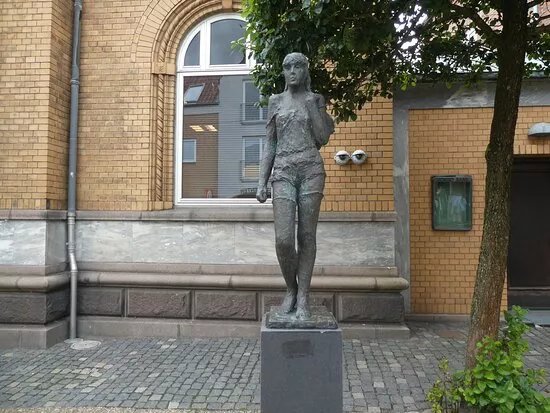 Statuen ''gaende Pige''