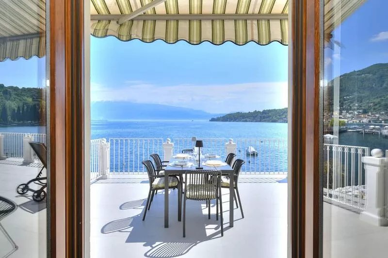 La Vela Deluxe lakefront in Salò