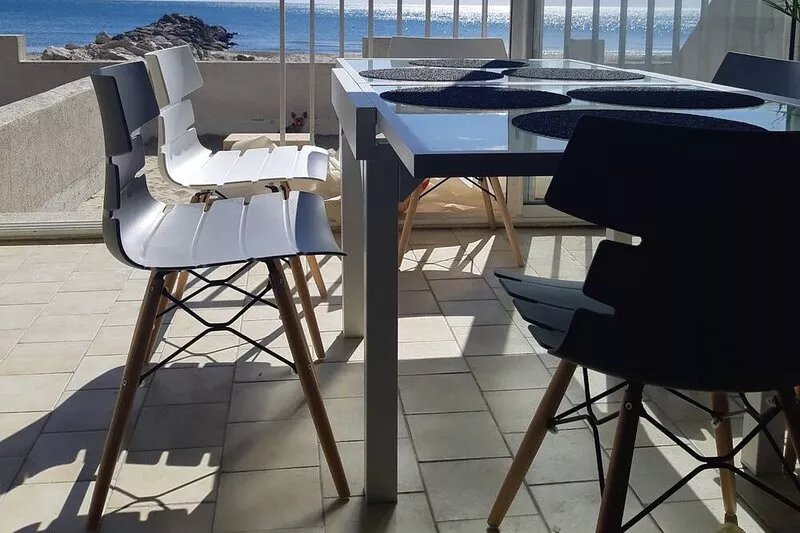 A stay with your feet in the water... Spacious & bright apartment