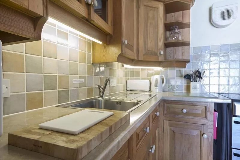 Spacious 3 bedroom country cottage, indoor pool & sauna, conservatory