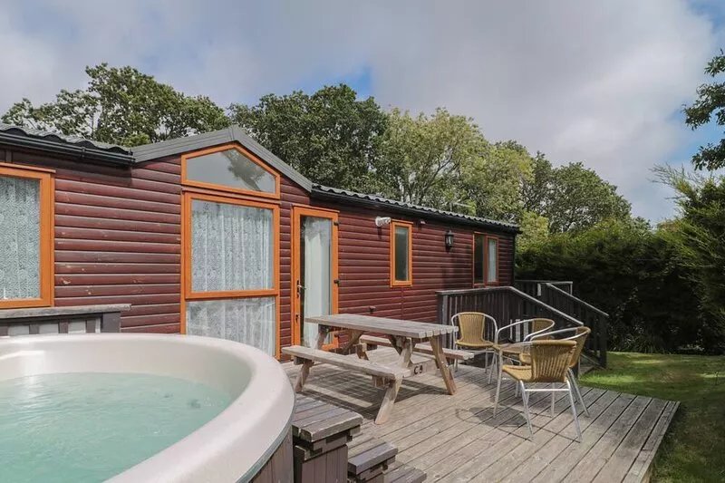 BIRCH, family friendly, with hot tub in Swanage