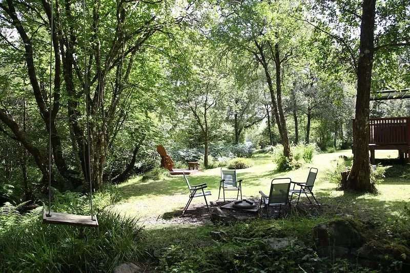 Beautiful Cabin with electric hot tub, wifi, wood burning stove close to loch