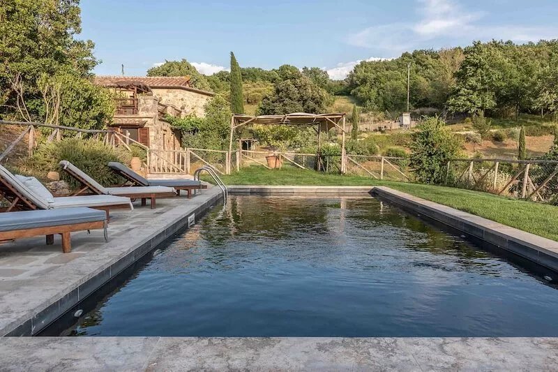 ANCIENT VILLA WITH POOL, 46 HECTARES OF LAND IN THE HEART OF VAL D'ORCIA