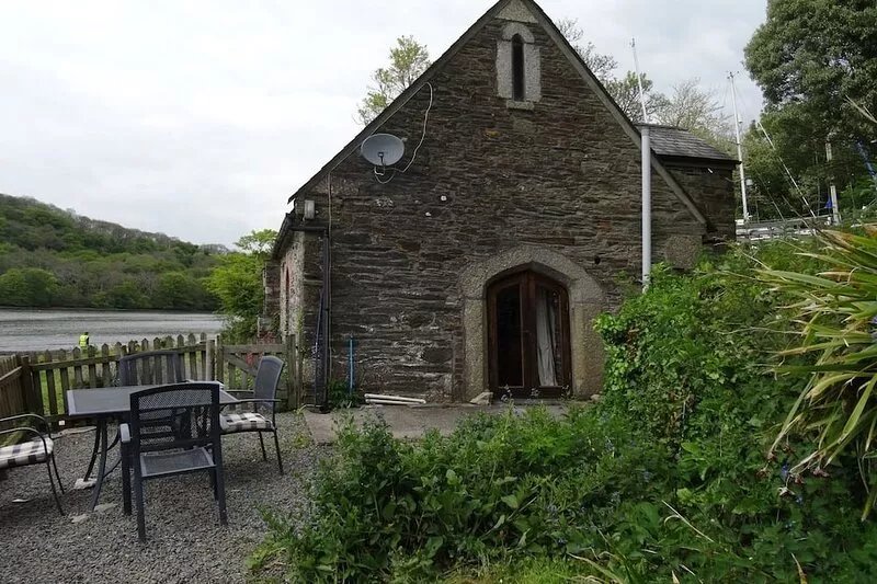 THE BOAT HOUSE, pet friendly, with a garden in St Winnow