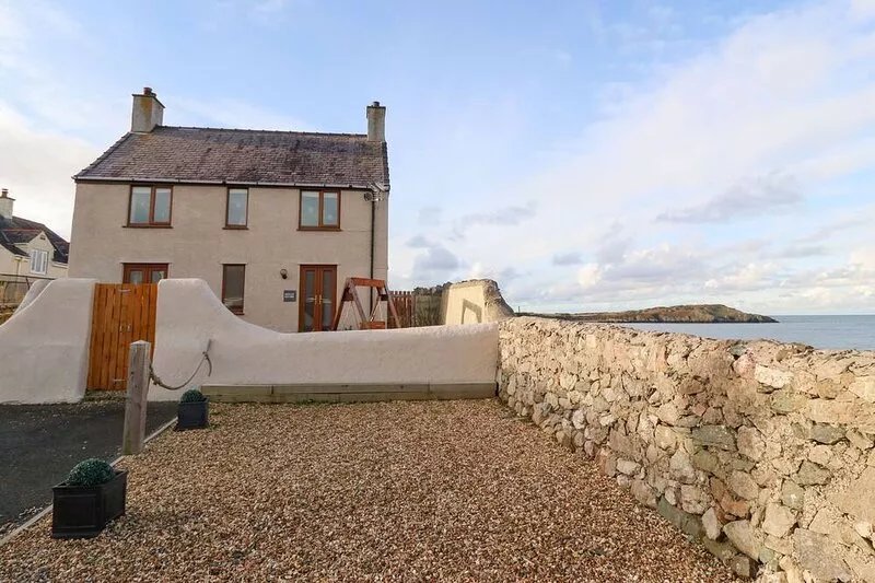 BEACON COTTAGE, pet friendly, country holiday cottage in Cemaes Bay