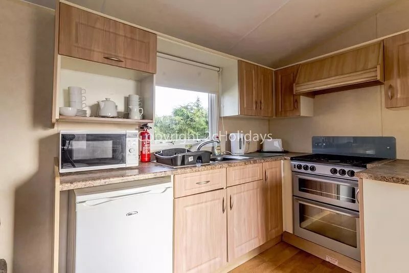 8 berth spacious dog friendly caravan, near Great Yarmouth in Norfolk ref 10004G