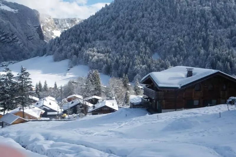 VERY NICE FAMILY CHALET on the piste