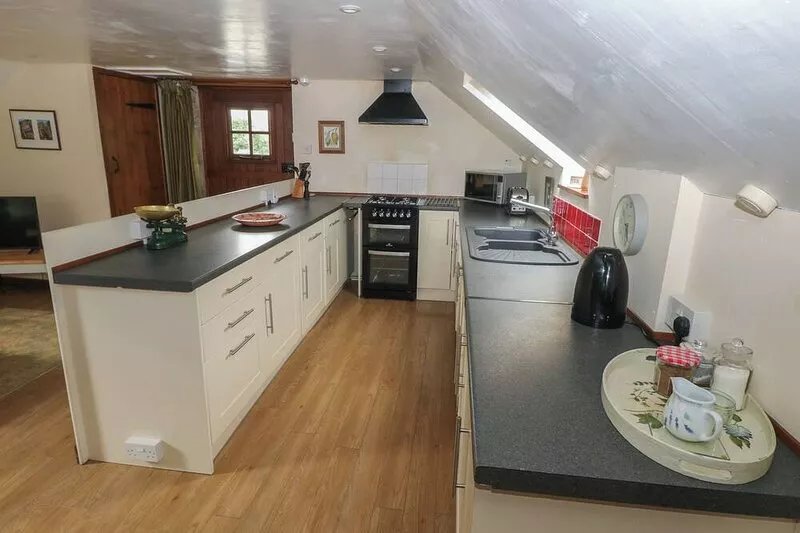 THE LOFT, romantic, with a garden in Fishguard