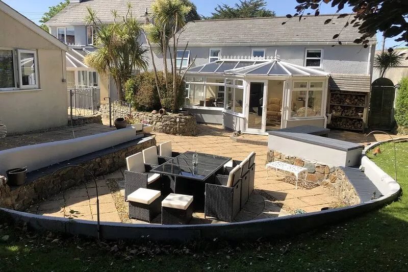 Large Family House - sleeps 10. Central Location. 15 mins from coast.