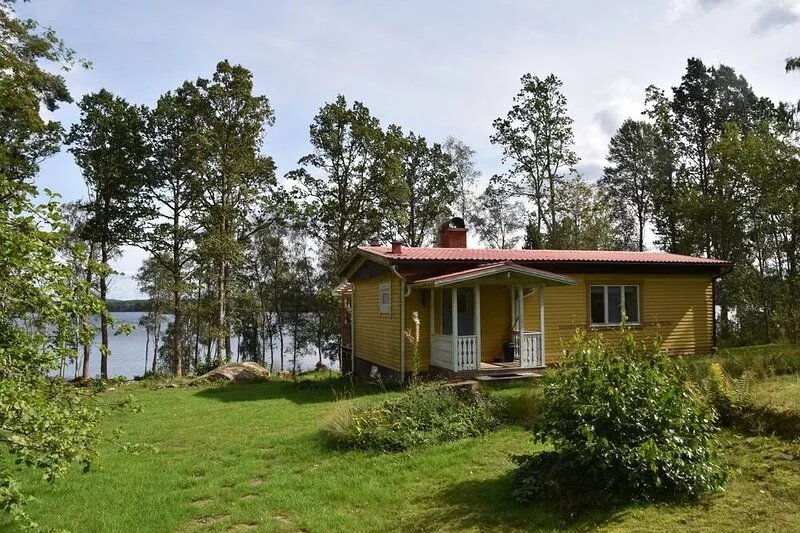 Paradise home by a lake, for anglers, canoeists, hikers and cyclists
