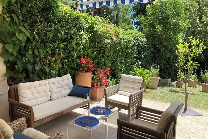3 bedrooms, large garden, 10-minute walk from center, air-conditioned, parking.