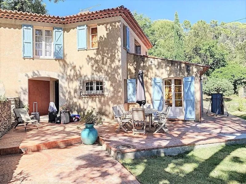 Very beautiful house with character in a quiet pool in lush greenery