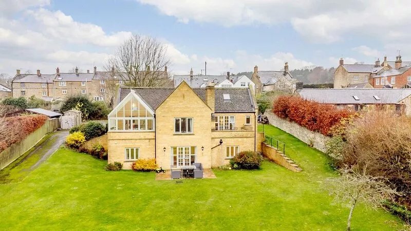 Dog friendly holiday cottage in the Cotswolds with cinema room and superb