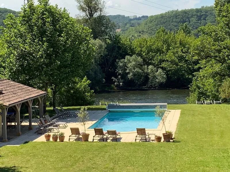 Beautiful restored house with heated Pool and direct Dordogne river acces.