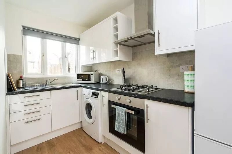 Sleek and Stylish 2BD Home with a Garden Anerley