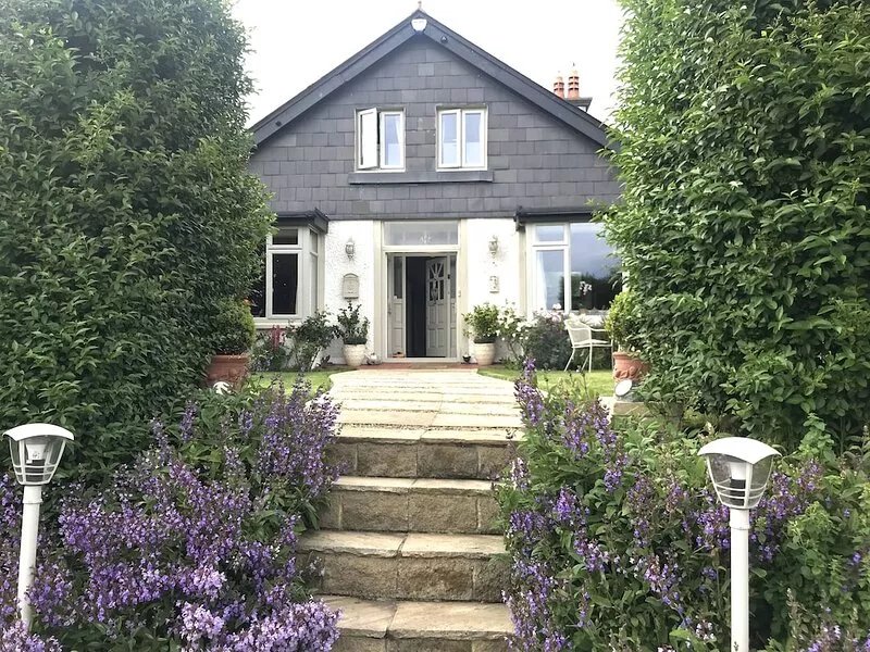 Beautiful Historic Cottage by the Irish Sea, 15 min from Dublin Centre/Airport