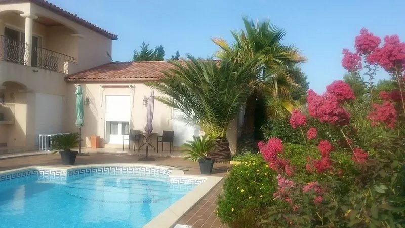 Superb villa with large swimming pool, views of vineyards and mountains