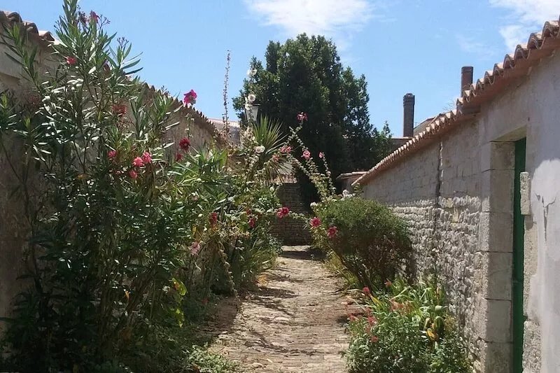 PRETTY HOUSE WITH COURTYARD IN THE HEART OF THE VILLAGE IN A FLOWER-FILLED