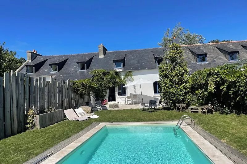 Bright, comfortable villa - private heated pool 300m from the beach