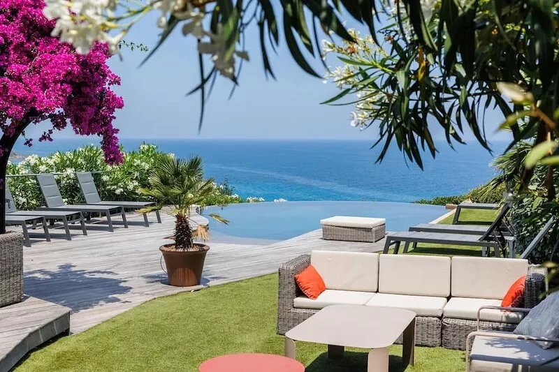 Villa by the sea! 20 minutes from Porto-Vecchio and 5 minutes from shops.