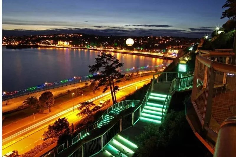 Substantial apartment close to the seafront and town