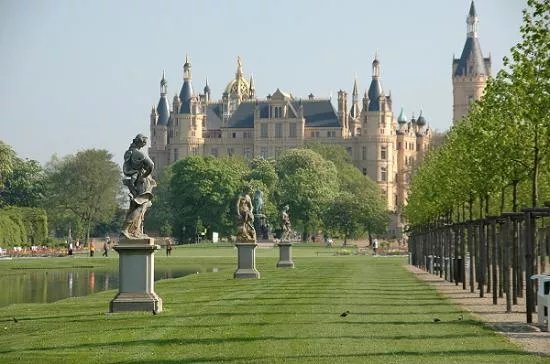 Sandsteinfiguren des sachsischen Hofbildhauers Balthasar Permoser