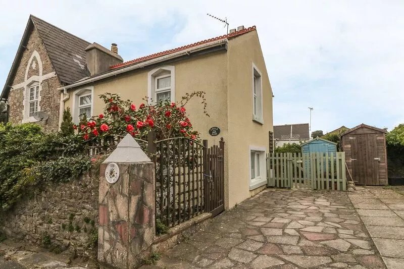 LITTLE ACRE, family friendly, character holiday cottage in Torquay