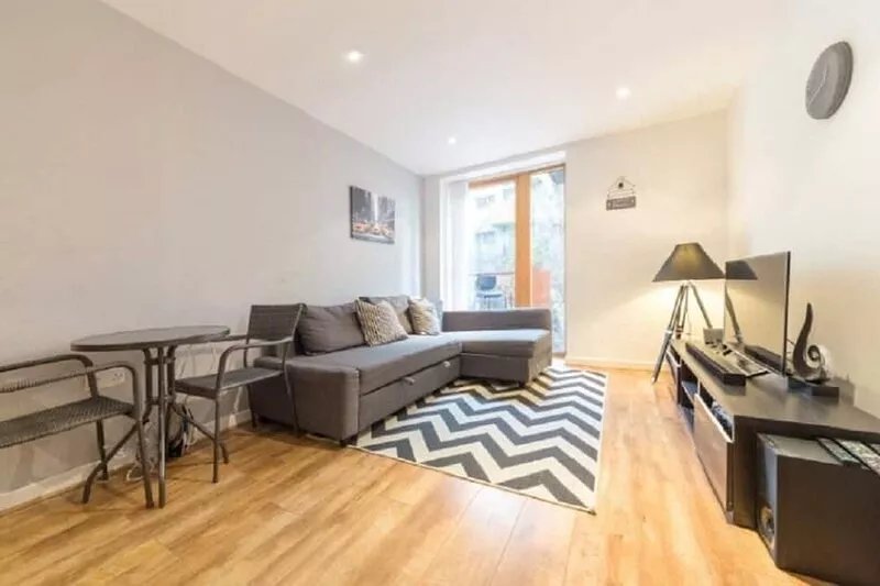 Lovely apartment next to Barking Station