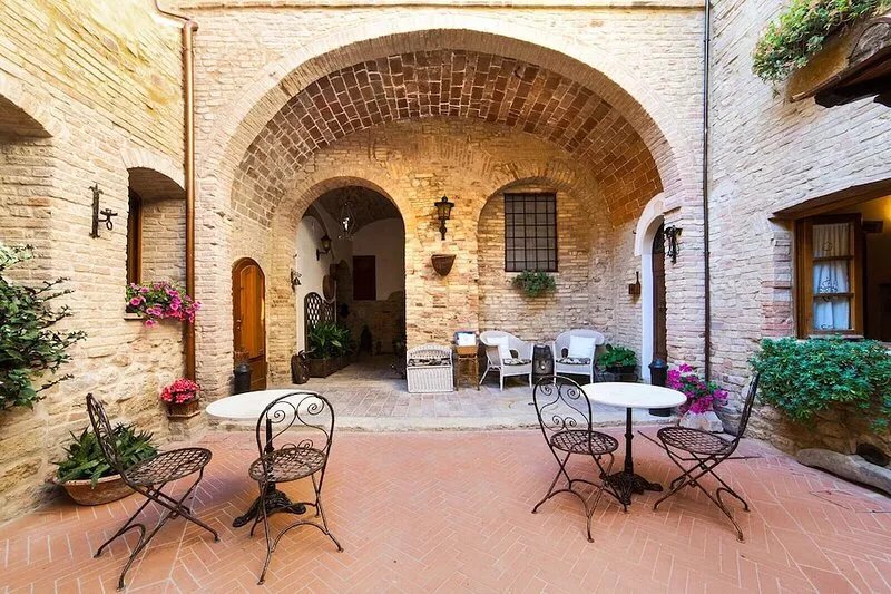 San Gimignano Dependance Rose's Rooms, with 4 rooms, full center, fast WiFi.