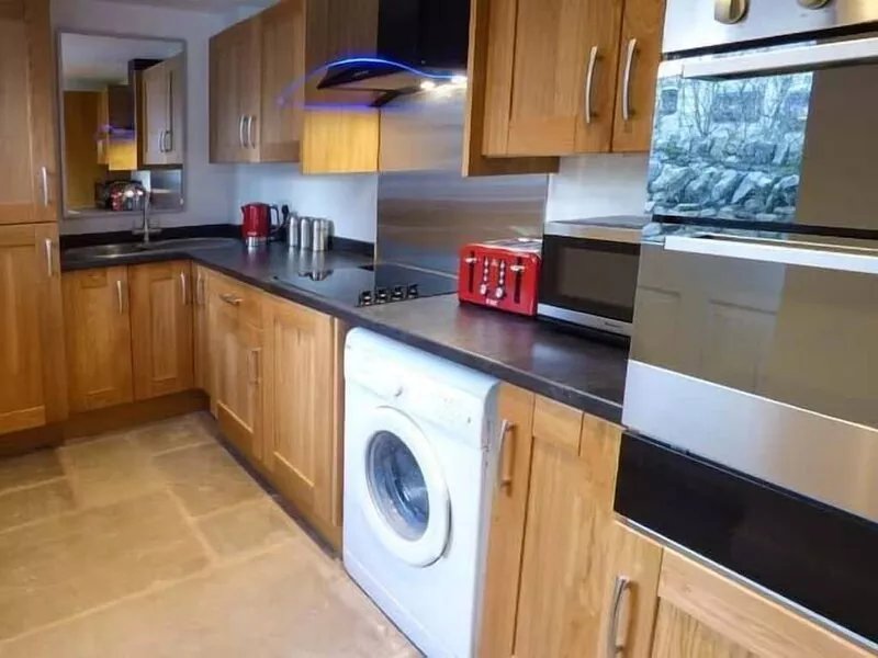3 PRIMITIVE CROFT, pet friendly, with open fire in Chelmorton