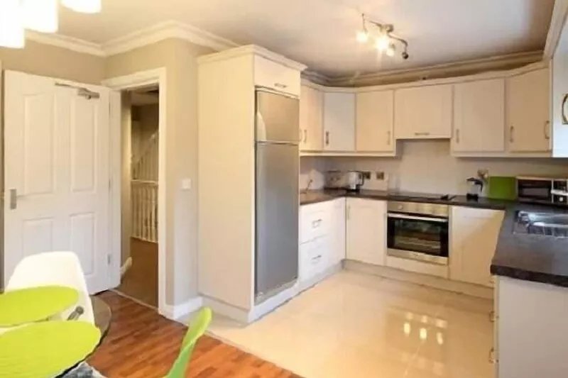 3BR House Sleeps 5 Near Town Centre