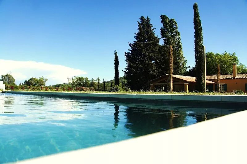 LUBERON - 4 AIR-CONDITIONED BEDROOMS - 4 BATHROOMS - PETANQUE COURT - SWIMMING