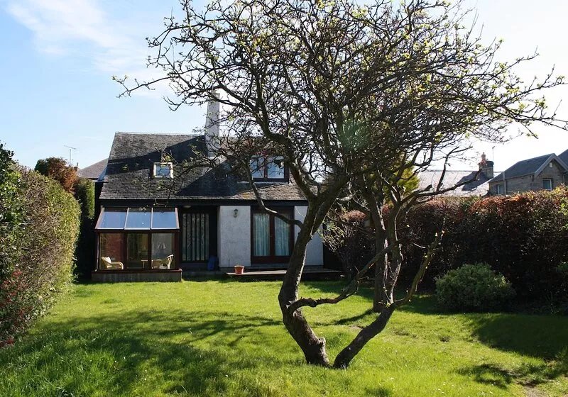 Charming detached holiday home on lovely Goose Green, in Gullane. Pet & child