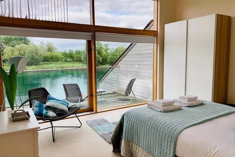 Libelle Lodge: A Modern Waterfront Oasis in Cotswold Water Park
