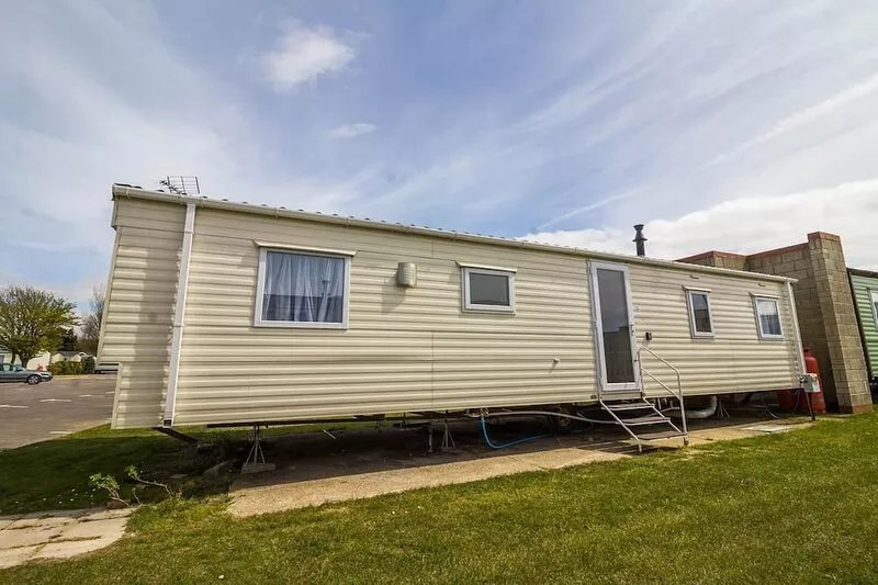 Superb 8 berth caravan near Walton-on-the-Naze in Essex ref 17175
