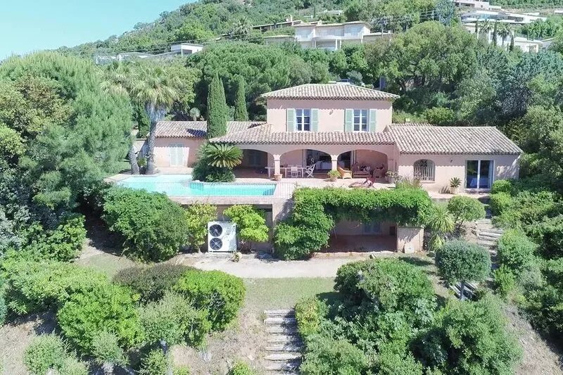 Dominant sea view on the Gulf of St Tropez