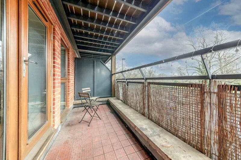 Beautifully Presented 2 Bedroom, 2 Bathroom In Croydon With Parking